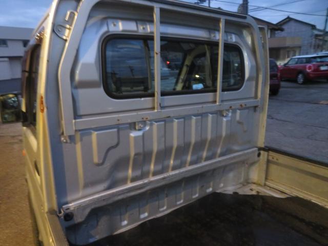 キャリイトラック ＫＣエアコン・パワステ　運転席エアバッグ　ラジオ　フロアマット　ドアバイザー　エアコン　パワステ　４ＷＤ　３方開　トラック　５速マニュアル　荷台マット　荷台ゲートチェーン（23枚目）