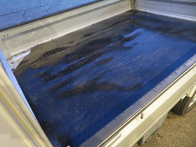 キャリイトラック ＫＣエアコン・パワステ　運転席エアバッグ　ラジオ　フロアマット　ドアバイザー　エアコン　パワステ　４ＷＤ　３方開　トラック　５速マニュアル　荷台マット　荷台ゲートチェーン（24枚目）