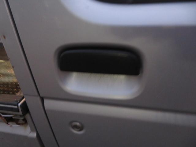 キャリイトラック ＫＣエアコン・パワステ　運転席エアバッグ　ラジオ　フロアマット　ドアバイザー　エアコン　パワステ　４ＷＤ　３方開　トラック　５速マニュアル　荷台マット　荷台ゲートチェーン（25枚目）