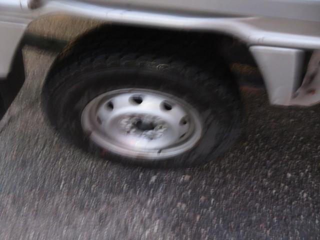 キャリイトラック ＫＣエアコン・パワステ　運転席エアバッグ　ラジオ　フロアマット　ドアバイザー　エアコン　パワステ　４ＷＤ　３方開　トラック　５速マニュアル　荷台マット　荷台ゲートチェーン（28枚目）