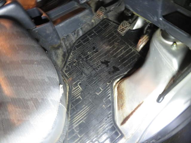 キャリイトラック ＫＣエアコン・パワステ　運転席エアバッグ　ラジオ　フロアマット　ドアバイザー　エアコン　パワステ　４ＷＤ　３方開　トラック　５速マニュアル　荷台マット　荷台ゲートチェーン（49枚目）