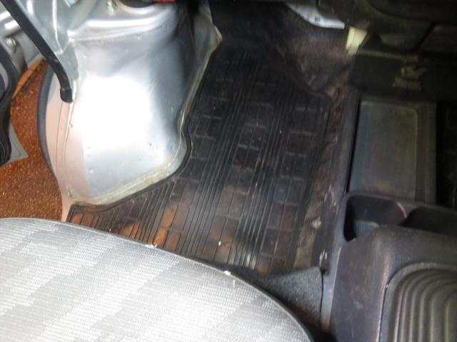 キャリイトラック ＫＣエアコン・パワステ　運転席エアバッグ　ラジオ　フロアマット　ドアバイザー　エアコン　パワステ　４ＷＤ　３方開　トラック　５速マニュアル　荷台マット　荷台ゲートチェーン（50枚目）