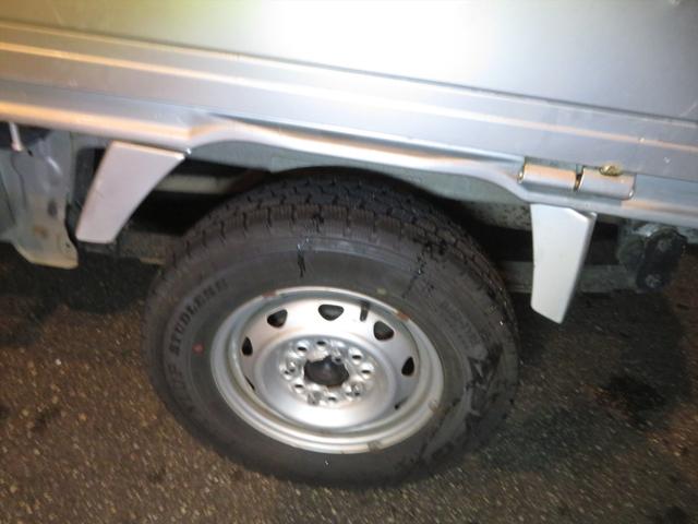 キャリイトラック ＫＣエアコン・パワステ　運転席エアバッグ　ラジオ　フロアマット　ドアバイザー　エアコン　パワステ　４ＷＤ　３方開　トラック　５速マニュアル　荷台マット　荷台ゲートチェーン（61枚目）