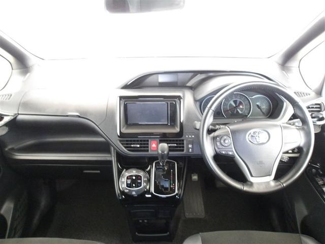 乗る人の気持ちをときめかせる上質な室内空間です。視界も広々で運転しやすいです。