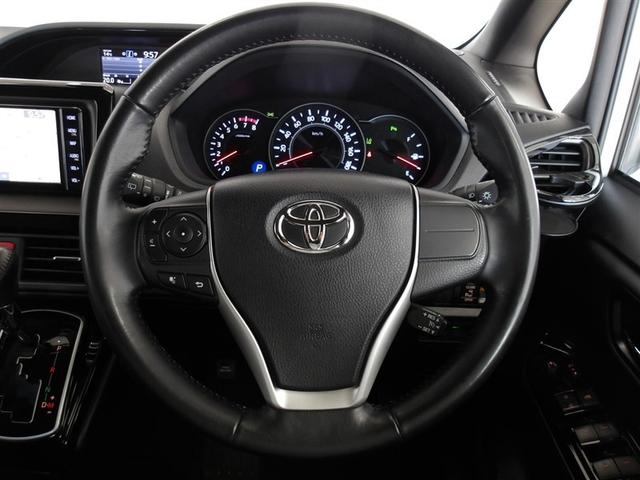 快適な操作性の運転席、ハンドルも綺麗に清掃済みです。もちろん安全を守るエアバッグも装備しているので安心してお乗りいただけます。