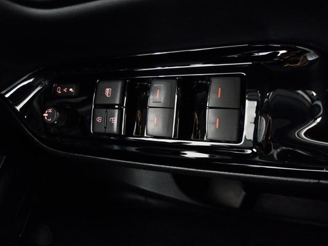 パワーウィンドウスイッチで運転席から全席の窓の開閉ができます。