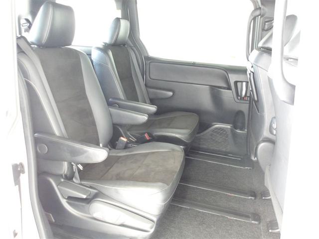 多彩なシートアレンジ可能で楽しさ広がる３列シートです。