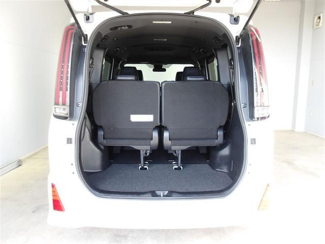 低いフロアと高いルーフで荷物の出し入れがしやすいラゲージスペースです。