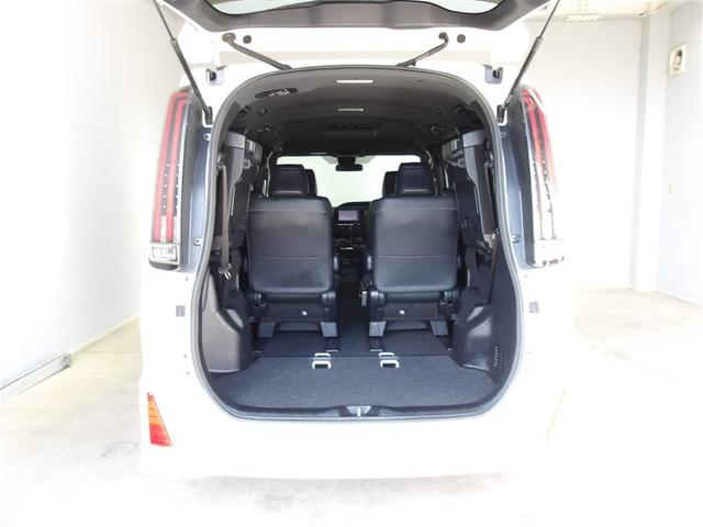 サードシートを跳ね上げれば、お買い物からレジャー、スポーツまでフレキシブルに対応します。