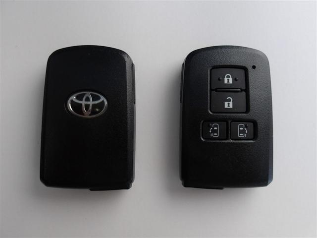 スマートキー２個付いています。キーを携帯するだけでドアの施錠・解錠やエンジンスタートができます。