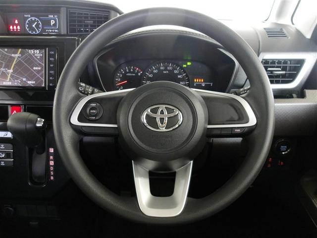 快適な操作性の運転席、ハンドルも綺麗に清掃済みです。もちろん安全を守るエアバッグも装備しているので安心してお乗りいただけます。