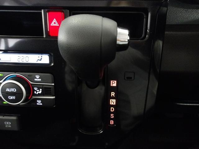 インパネシフトで足元の空間もスッキリです。コンパクトな軽自動車でも、ゆったりと余裕を感じます。