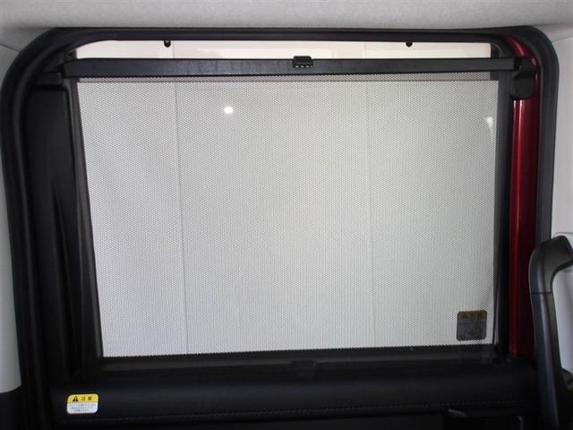 後席左右に格納式リアドアサンシェード付きです。日差しを遮り、暑さ眩しさから守ってくれます。