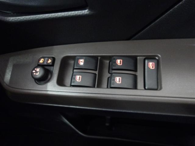 パワーウィンドウスイッチで運転席から全席の窓の開閉ができます。