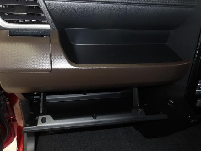 車検証などの収納に便利なグローブボックスです。