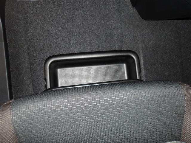 助手席シート下には引き出しタイプの収納トレイがあります。靴などの収納に便利です。