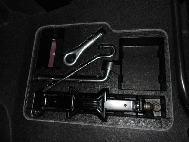 応急用のジャッキアップセットも装備されているので心強いです。