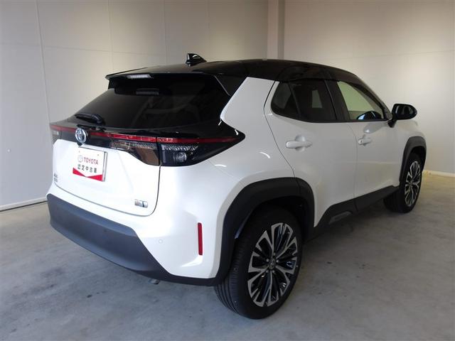 ヤリスクロス ハイブリッドＺ　サポカーＳ　クルーズコントロール　前後ドライブレコーダー　ＥＴＣ　ブラインドスポットモニター　両席シートヒーター　リアスポイラー　メディアプレイヤー接続　バックモニター　純正アルミ（2枚目）