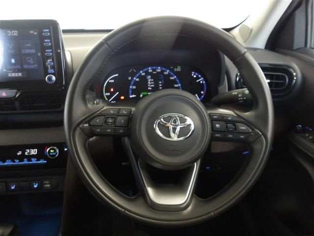 ヤリスクロス ハイブリッドＺ　サポカーＳ　クルーズコントロール　前後ドライブレコーダー　ＥＴＣ　ブラインドスポットモニター　両席シートヒーター　リアスポイラー　メディアプレイヤー接続　バックモニター　純正アルミ（4枚目）