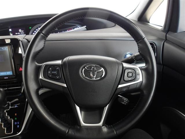 各操作スイッチは使いやすい位置に配置されており、快適な操作性の運転席です。ハンドルも綺麗に清掃済みです。