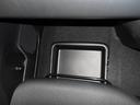 助手席シート下には引き出しタイプの収納トレイがあります。靴などの収納に便利です。