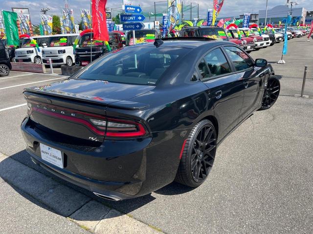 ダッジ・チャージャー Ｒ／Ｔ　国内１オーナー　当社ユーザー買取車　新車並行　実走行　５．７ＨＥＭＩ　サンルーフ　２２インチアルミ　Ｂｌｕｅｔｏｏｔｈオーディオ　バックモニター　ＥＴＣ　シートヒーター　黒革シート　パドルシフト（9枚目）