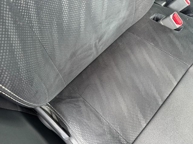 シートも大きな汚れやダメージはございません。納車前には室内クリーニングを施工し、綺麗な状態で納車します。