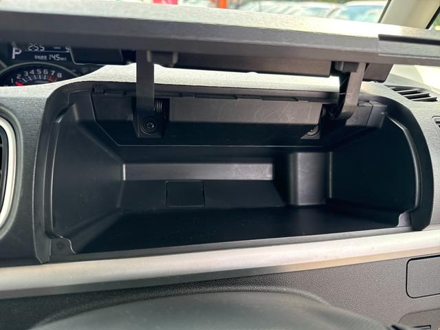便利な収納スペースです。納車前には室内クリーニングを施工し、綺麗な状態で納車します。