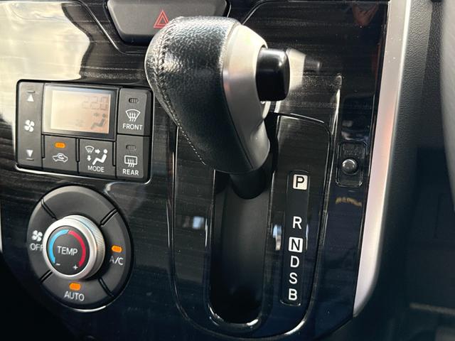 シフトレバー周辺です。使用感も少なく非常に美品です。