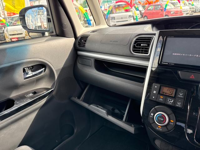 グローブボックスです。納車前には室内クリーニングを施工し、綺麗な状態で納車します。