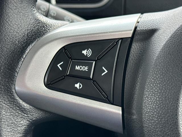 ステアリングスイッチが搭載されています。手を伸ばさずにナビ画面の操作が可能になります。