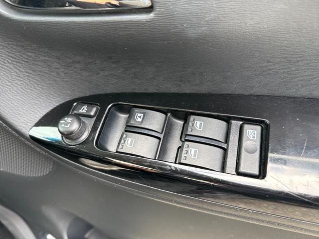 パワーウィンドウと電動格納ミラーの操作スイッチです。目立つような汚れやダメージはございません。