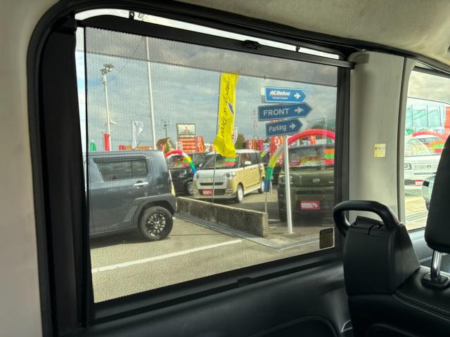 遮光や遮熱の効果が便利なロールサンシェードが装備されています。