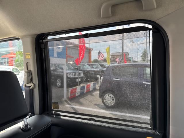 遮光や遮熱の効果が便利なロールサンシェードが装備されています。