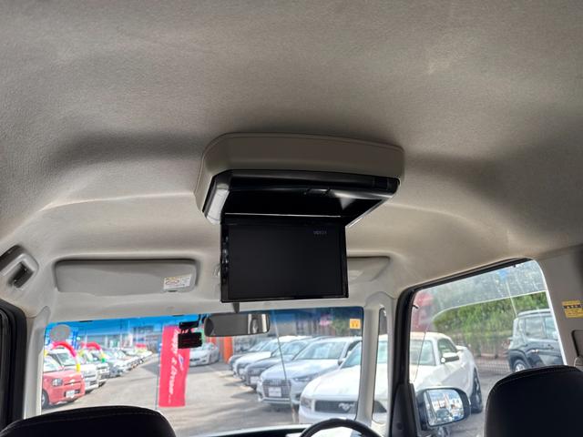 フリップダウンモニター搭載車両です。これで後部座席でも音楽や映像を楽しめます。
