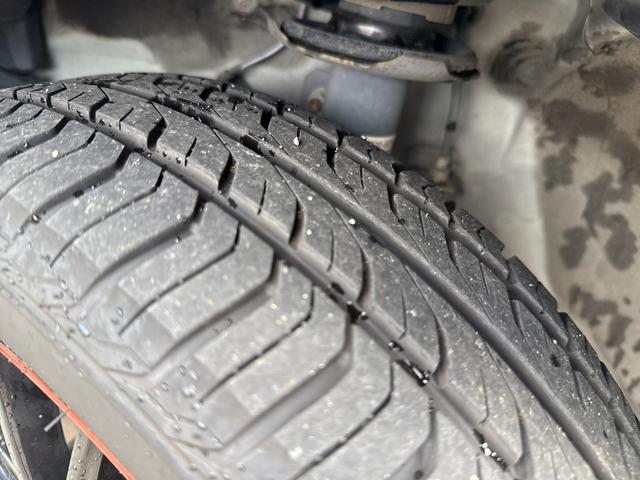 タイヤの溝の状態です。別途、お好みのタイヤに交換も可能です。詳しくはスタッフまでご相談ください。