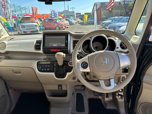 中古車にありがちな目立つステアリングのスレ、シミ等ございません。ご安心ください。