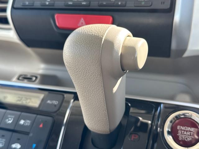 シフトレバー周辺です。使用感も少なく非常に美品です。