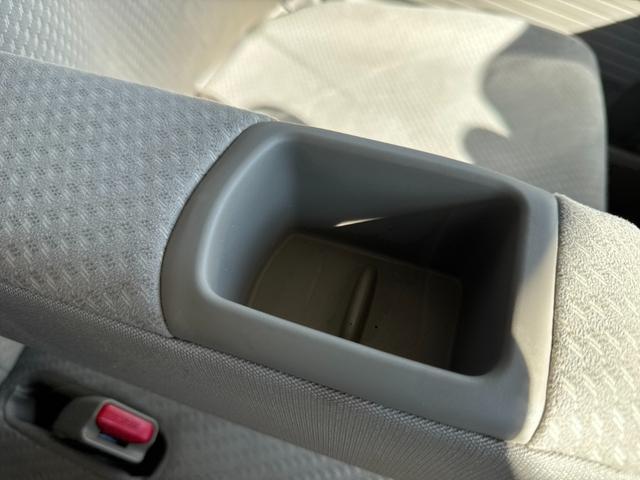 便利な収納スペースです。納車前には室内クリーニングを施工し、綺麗な状態で納車します。