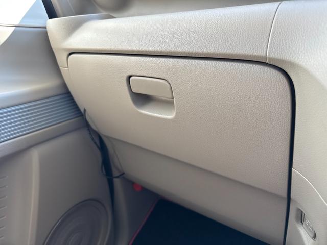 グローブボックスです。納車前には室内クリーニングを施工し、綺麗な状態で納車します。