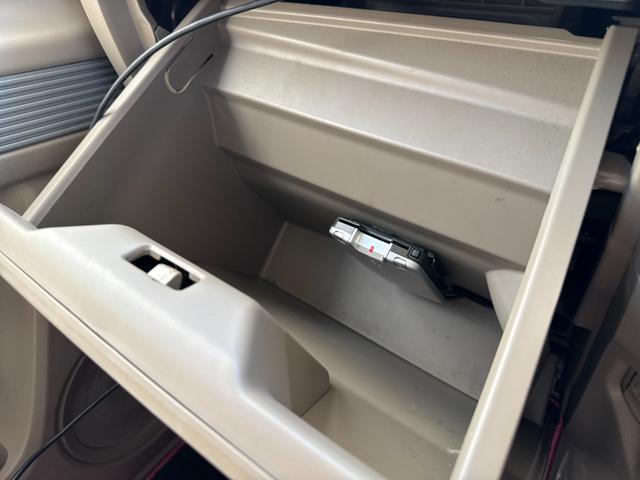 グローブボックスです。納車前には室内クリーニングを施工し、綺麗な状態で納車します。