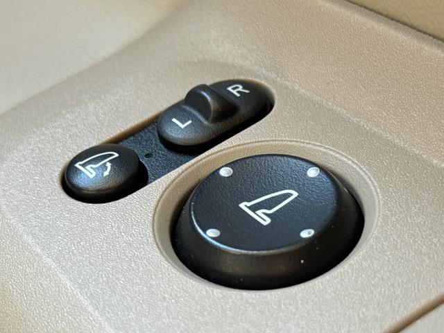 電動格納ミラーの操作スイッチです。目立つような汚れやダメージはございません。