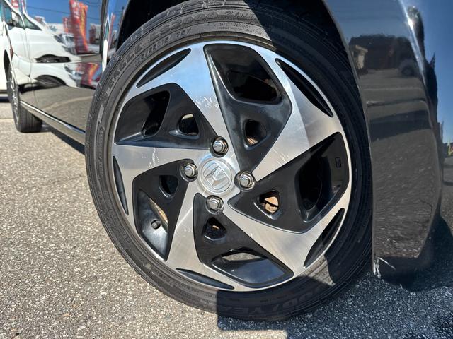 純正の１５インチアルミホイールです。別途、お好みのアルミホイールへの変更も承っております。