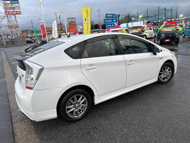 プリウス Ｓ　純正ワンセグＳＤナビ　スマートキー　プッシュスタート　アイドリングストップ　オートライト　オートエアコン　ステアリングスイッチ　フロントフォグライト　ＥＴＣ　ＡＵＸ接続可　全塗装済（元色シルバー）（8枚目）