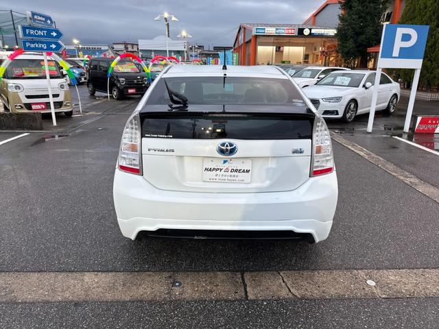 プリウス Ｓ　純正ワンセグＳＤナビ　スマートキー　プッシュスタート　アイドリングストップ　オートライト　オートエアコン　ステアリングスイッチ　フロントフォグライト　ＥＴＣ　ＡＵＸ接続可　全塗装済（元色シルバー）（9枚目）