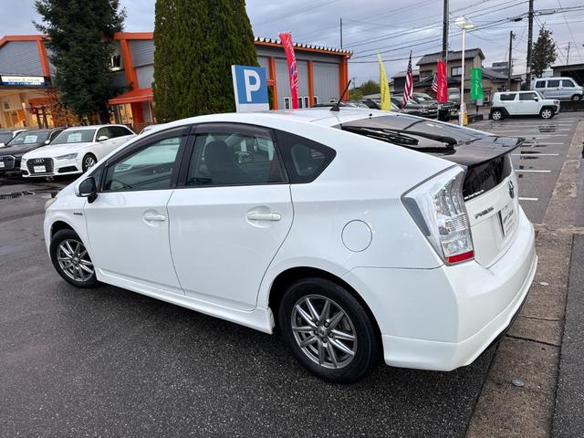 プリウス Ｓ　純正ワンセグＳＤナビ　スマートキー　プッシュスタート　アイドリングストップ　オートライト　オートエアコン　ステアリングスイッチ　フロントフォグライト　ＥＴＣ　ＡＵＸ接続可　全塗装済（元色シルバー）（10枚目）