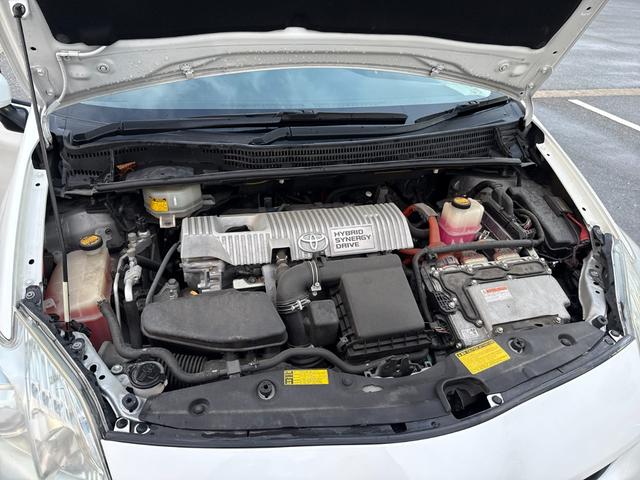 プリウス Ｓ　純正ワンセグＳＤナビ　スマートキー　プッシュスタート　アイドリングストップ　オートライト　オートエアコン　ステアリングスイッチ　フロントフォグライト　ＥＴＣ　ＡＵＸ接続可　全塗装済（元色シルバー）（11枚目）