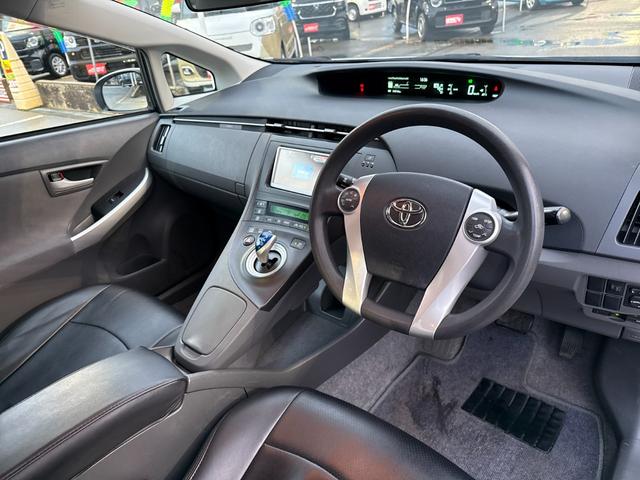 プリウス Ｓ　純正ワンセグＳＤナビ　スマートキー　プッシュスタート　アイドリングストップ　オートライト　オートエアコン　ステアリングスイッチ　フロントフォグライト　ＥＴＣ　ＡＵＸ接続可　全塗装済（元色シルバー）（12枚目）