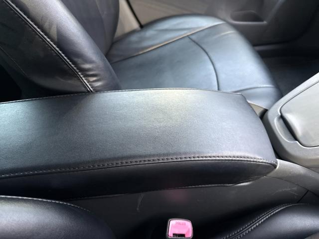 プリウス Ｓ　純正ワンセグＳＤナビ　スマートキー　プッシュスタート　アイドリングストップ　オートライト　オートエアコン　ステアリングスイッチ　フロントフォグライト　ＥＴＣ　ＡＵＸ接続可　全塗装済（元色シルバー）（28枚目）