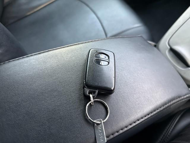 プリウス Ｓ　純正ワンセグＳＤナビ　スマートキー　プッシュスタート　アイドリングストップ　オートライト　オートエアコン　ステアリングスイッチ　フロントフォグライト　ＥＴＣ　ＡＵＸ接続可　全塗装済（元色シルバー）（39枚目）